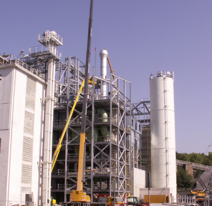 Mit einer Zulassung über die Herstellerqualifikation zum Schweißen von Stahlbauten nach EN 1090-2 (EXC 3) inkl. werkseigener Produktionskontrolle (WKP) und DIN 4132 sind wir im Bereich Stahl- und Metallbau ein breit aufgestellter und kompetenter Partner.